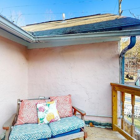 The Pink House On Main - Upper Apartment Eureka Springs Exterior photo