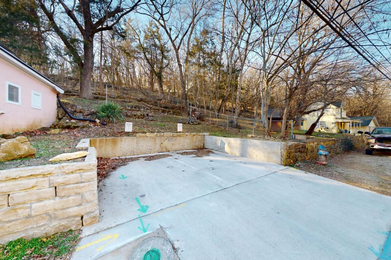 The Pink House On Main - Upper Apartment Eureka Springs Exterior photo